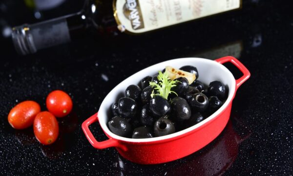 절인 올리브, 페타 치즈, 오레가노, 로즈마리, 올리브 오일 냄새를 보면
